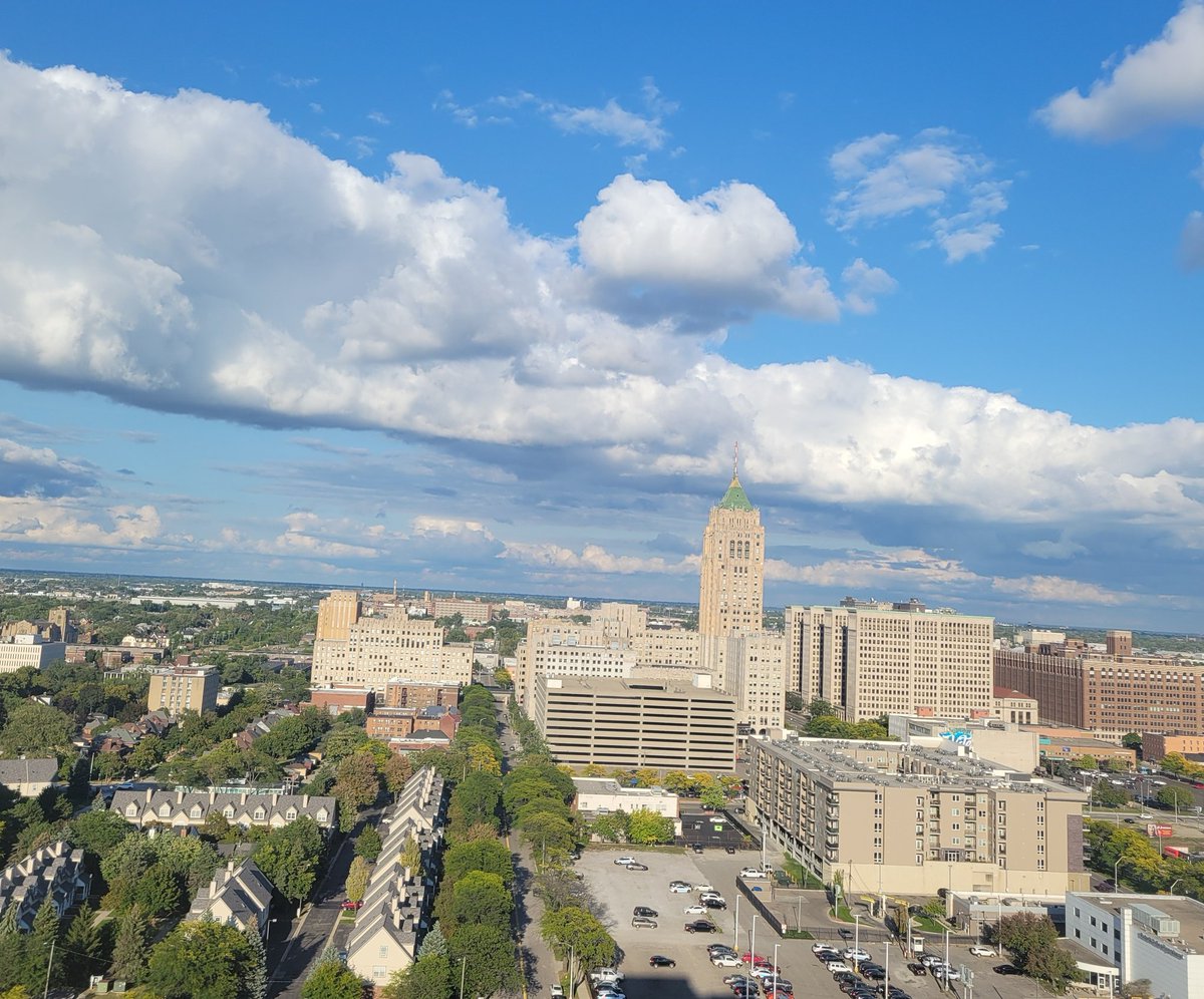 sluRN's tweet photo. Evening clouds, blue sky, and the #FisherBuilding in #Detroit. https://t.co/wI5UtW4CiH