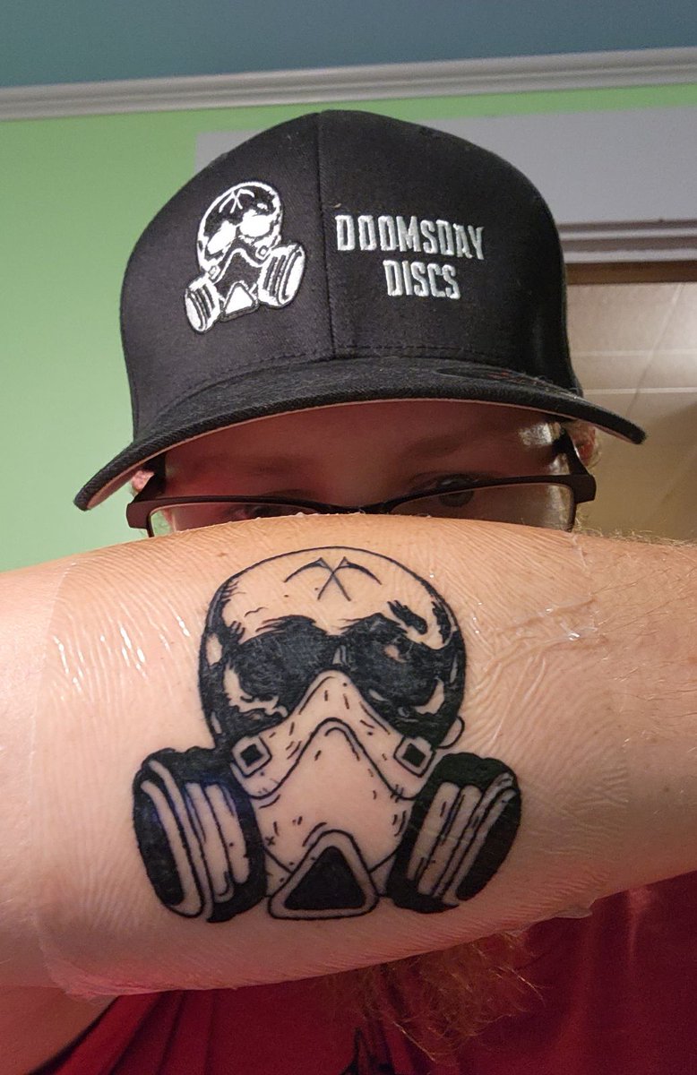 LoaphMomma's tweet photo. The husband showing off his new tatt and his favorite hat. #DoomsdayMonday

#doomsdaydiscs #TeamDoomsday #tattoo https://t.co/NdFHeLxJWg