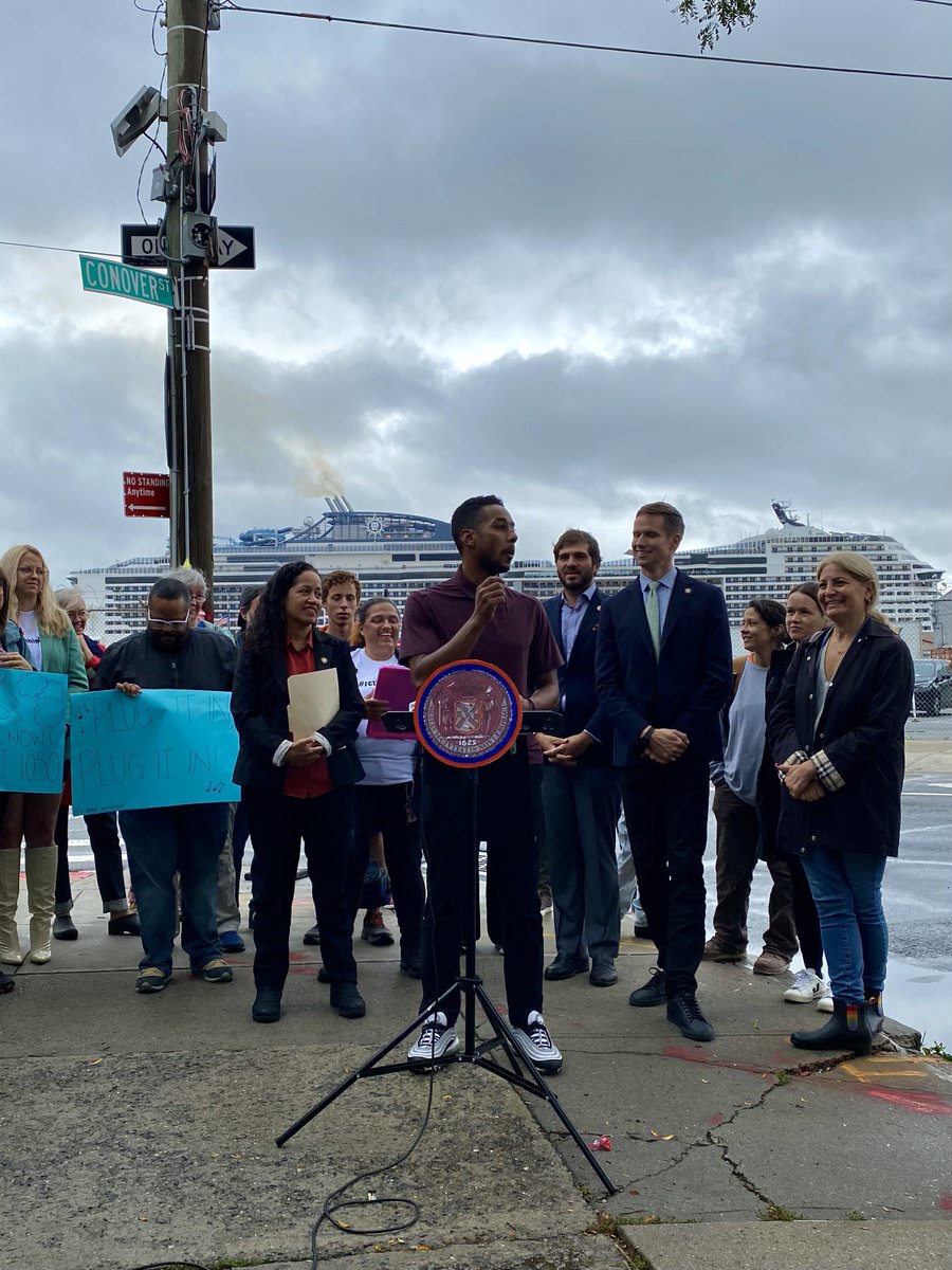 👎🏾 In 1 day, a single docked & idling cruise ship can emit as much pollution as 34k semi-trucks

👍🏾 BK has an electric alternative: shore power

👎🏾 Only one third of the ships that dock here use it

👍🏾 @NYCCouncil38 & @ebottcher have a bill to mandate ships #PlugInOrShipOut