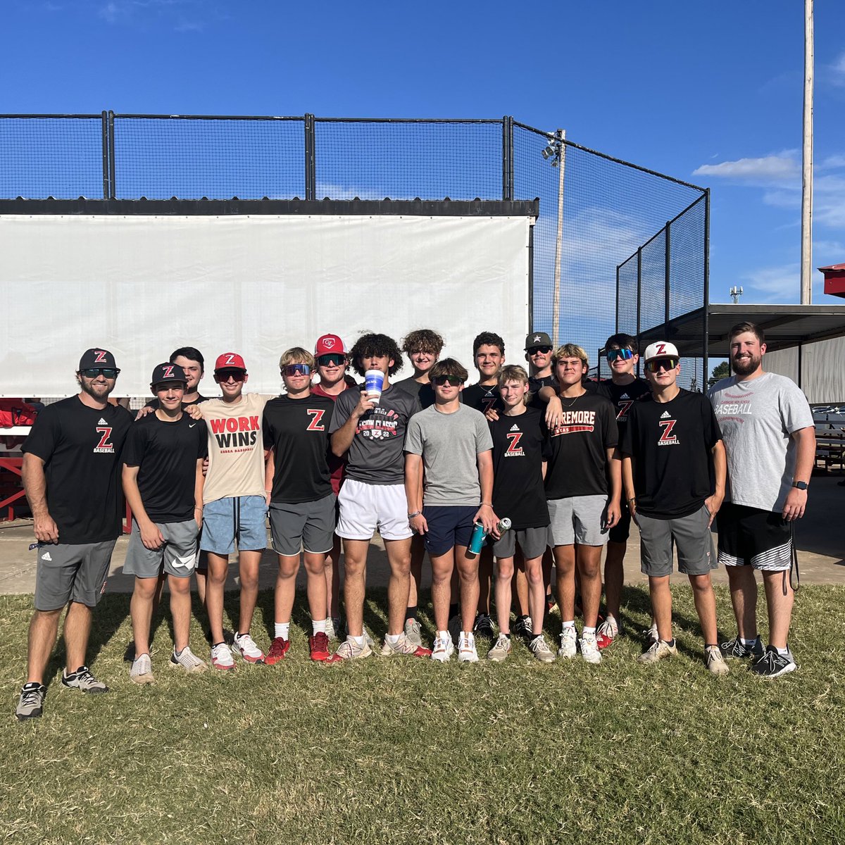 Zebras supporting Zebras 🤝

Go @cz_softball #Team77