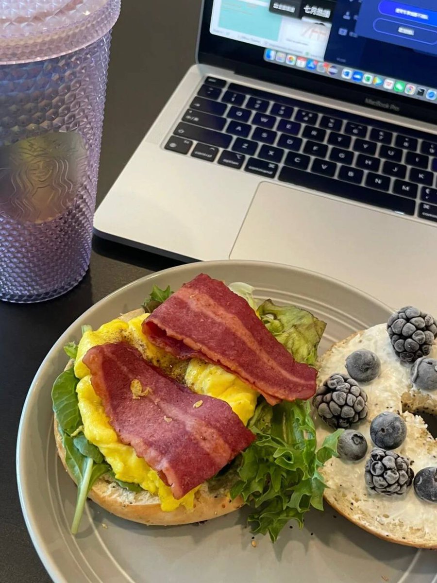 Adam85368955's tweet photo. Dinner and work at the same time. https://t.co/FXId0JJ1RX