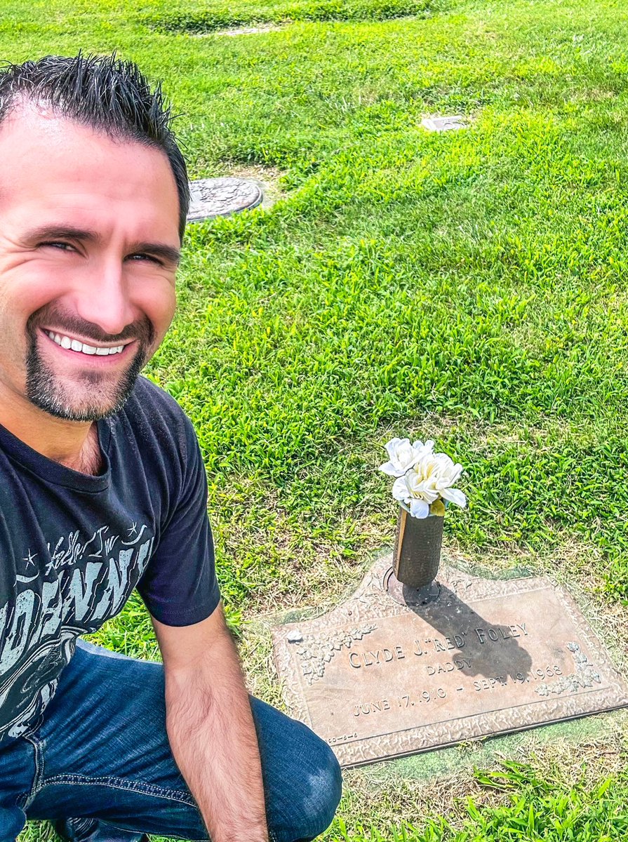 Legendary pioneering #CountryMusic singer/songwriter & #CountryMusicHallOfFame inductee, #MrCountry; #RedFoley’s gravesite in #NashvilleTN. 🎙️

#CMA #HankWilliamsJr #GrandOleOpry #ClassicCountry #HeeHaw #CountryMusicFans #CountryMusicLovers #TraditionalCountry #JoshuaWrightMusic