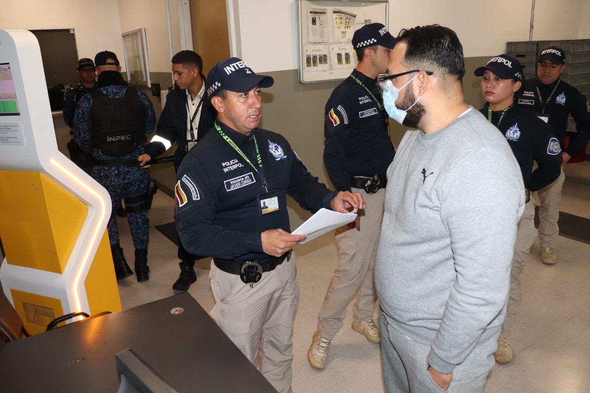 mindefensa's tweet photo. Fue extraditado desde Colombia 🇨🇴hacia Estados Unidos 🇺🇸Dabinsson Niño Meyer, líder de red de fentanilo. 

Esta se convierte en la primera extradición por comercio y distribución del estupefaciente. 

Niño fue arrestado en marzo de 2022 en Acacias, Meta, y es responsable de distribuir grandes cantidades de la sustancia en Pensilvania y Nueva York entre 2017 y 2019. 
 
El delito cometido por esta persona fue en EE.UU. y no tiene ningún vinculo con Colombia.