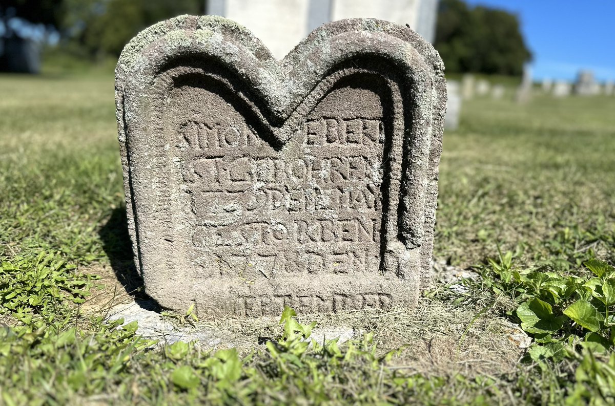 Lara_A_Thomas's tweet photo. Only 39, Simon Ebert has no other family buried here. His tombstone is remarkable for its reverse of vases of tulips. https://t.co/3saV5mvdfX