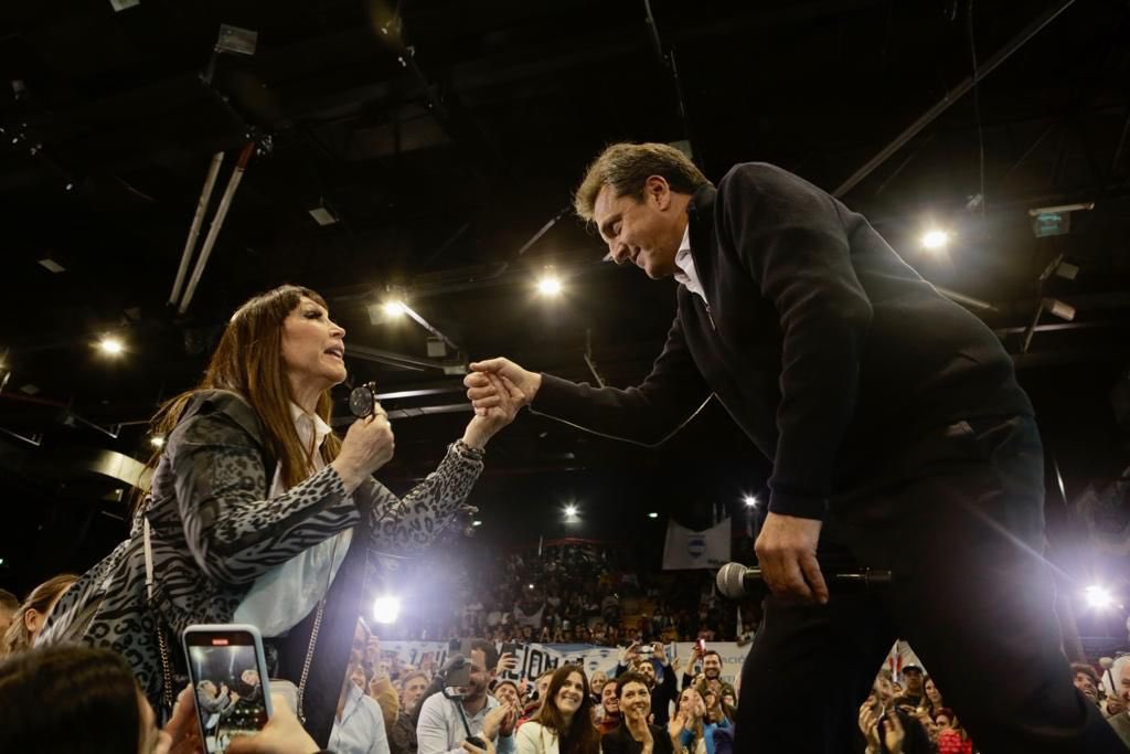 MalenaGalmarini's tweet photo. Acompañé a @SergioMassa y @MatiasLammens en el Encuentro Federal del Deporte y presentamos nuevas propuestas deportivas para potenciar una de las herramientas esenciales de nuestro país: 

1️⃣ Recuperar la autarquía financiera del ENARD
 
2️⃣ 10 mil obras en clubes de barrio
 
3️⃣ Plan 1000 polis
 
4️⃣ Un millón de becas para chicos y jubilados

5️⃣ Reglamentación de Ley Nacional de Clubes
 
6️⃣ Derechos laborales para los deportistas

7️⃣ 100% de clubes con tarifa social
 
8️⃣ Federalizar el deporte

9️⃣ Programa de detección de potencialidades deportivas

 #TenemosDeporte y tenemos con quién fomentarlo.❤️🇦🇷