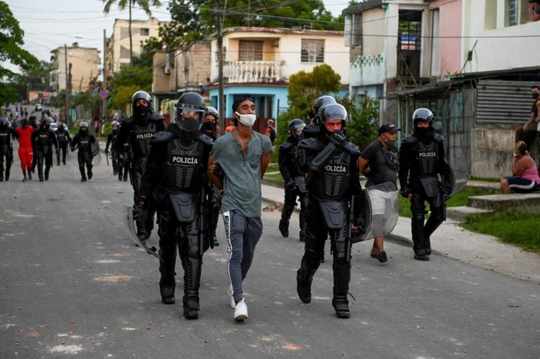PicanhasDoLula's tweet photo. @DilmaResiste Ditadura militar: 21 anos, 434 mortes/desaparecidos, poder entregue ao povo de forma "pacífica"

Revolução cubana do amor: 61 anos sem alternância de poder, 8 mil mortes nos primeiros 6 anos e homossexuais em campos de concentração.

Abaixo o amor em cuba e a repressão no Brasil https://t.co/dh9REU3mlf