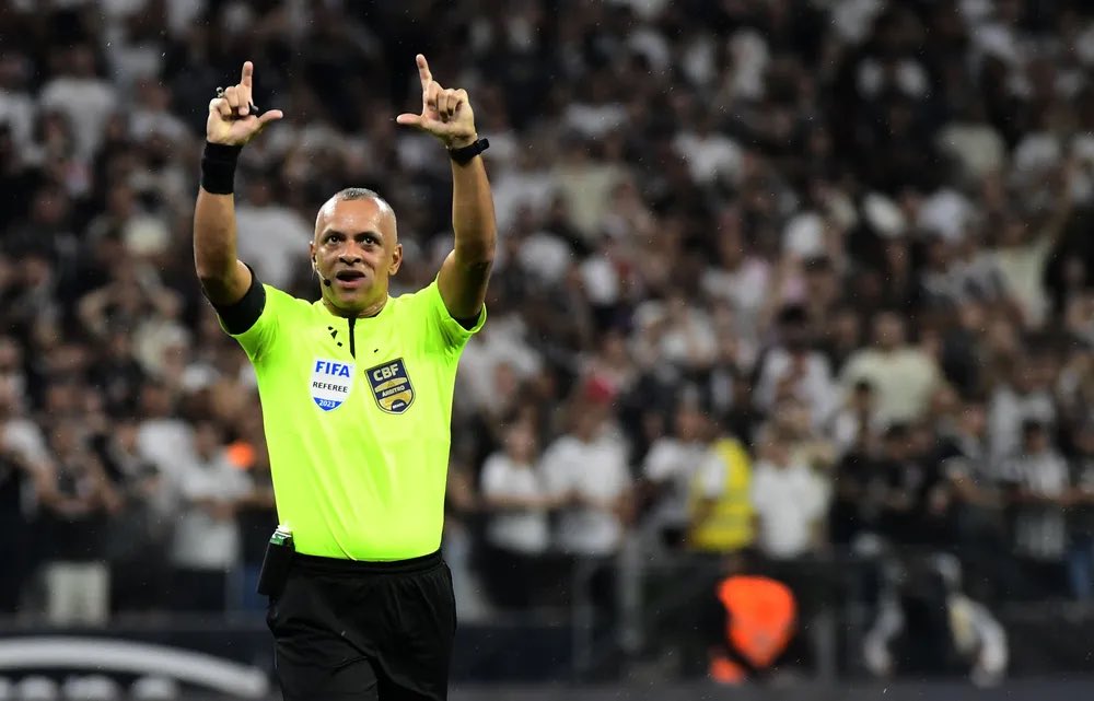 flaviofachel's tweet photo. O absurdo protagonizado hoje pelo árbitro FIFA Wilton Pereira Sampaio e pela equipe do VAR tira a credibilidade do Campeonato Brasileiro. É preciso divulgar rapidamente o áudio do VAR pra saber o que foi dito ao juiz no momento do pênalti. #Brasileirao2023 https://t.co/x1rfwq1MqR