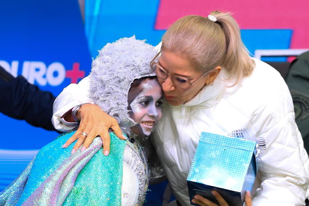 Compartí un hermoso momento junto a las niñas, niños y jóvenes del Movimiento de Teatro "César Rengifo", quienes nos presentaron un fragmento de la obra "COMO UN CACHITO DE LUNA". Vamos a la expansión del teatro en cada escuela y liceo del país.