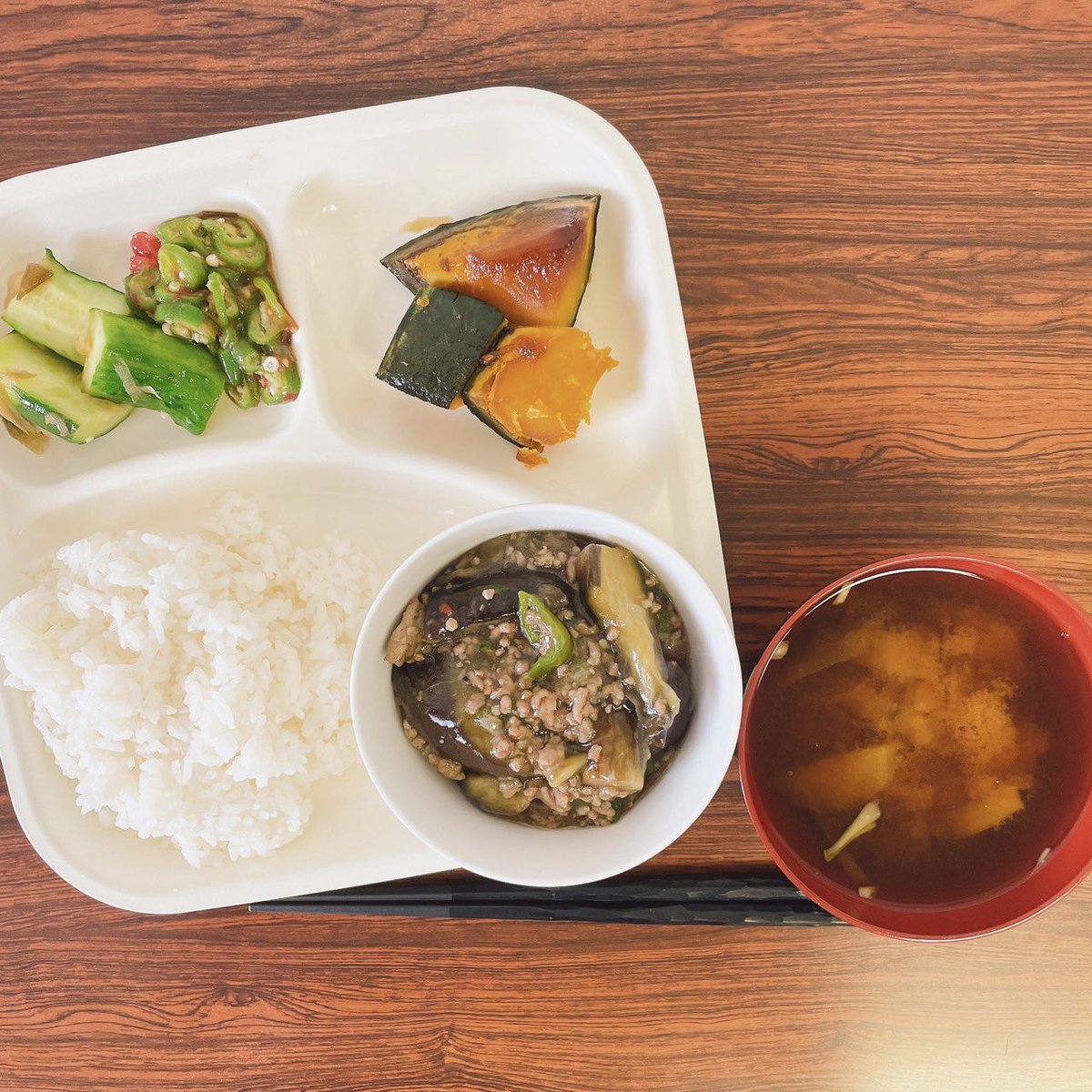satakeReflectix's tweet photo. 今日のお昼ご飯！

麻婆茄子です！

９月ま中旬ですがまだまだ暑いですね！

暑い日に食べる辛い料理も美味しいです！

熱中症には気をつけましょう！

#佐武ランチ　#社食　#サラメシ https://t.co/WtYRHouo8l