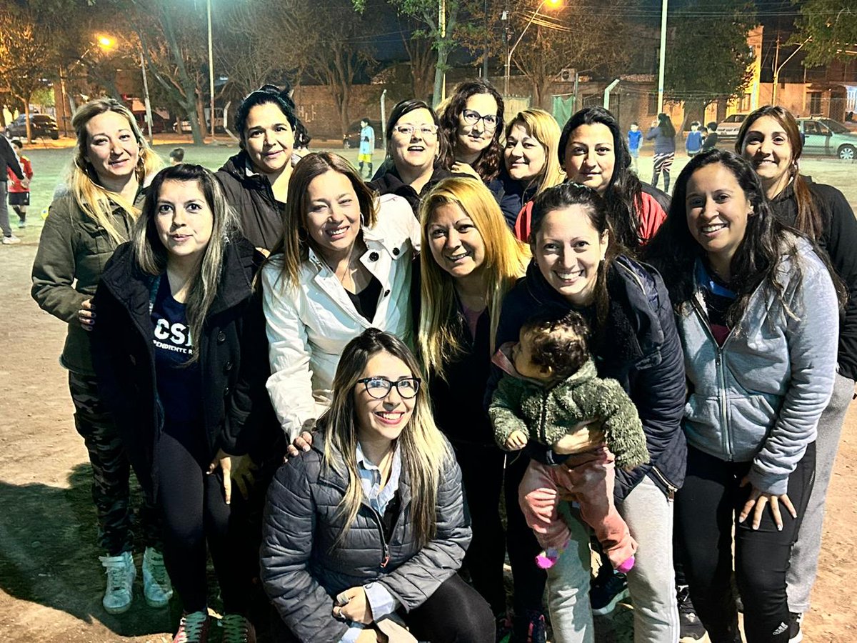 Adry_Cano's tweet photo. 📸 Visité y entregué material deportivo a la escuelita de fútbol PUFI quienes con mucho esfuerzo sostienen un espacio deportivo para niños y adolescentes de nuestro departamento.

La importancia de su labor no sólo es deportiva, también es social. 

Gracias por tanto cariño!🥰📸 https://t.co/trOD0DHduG