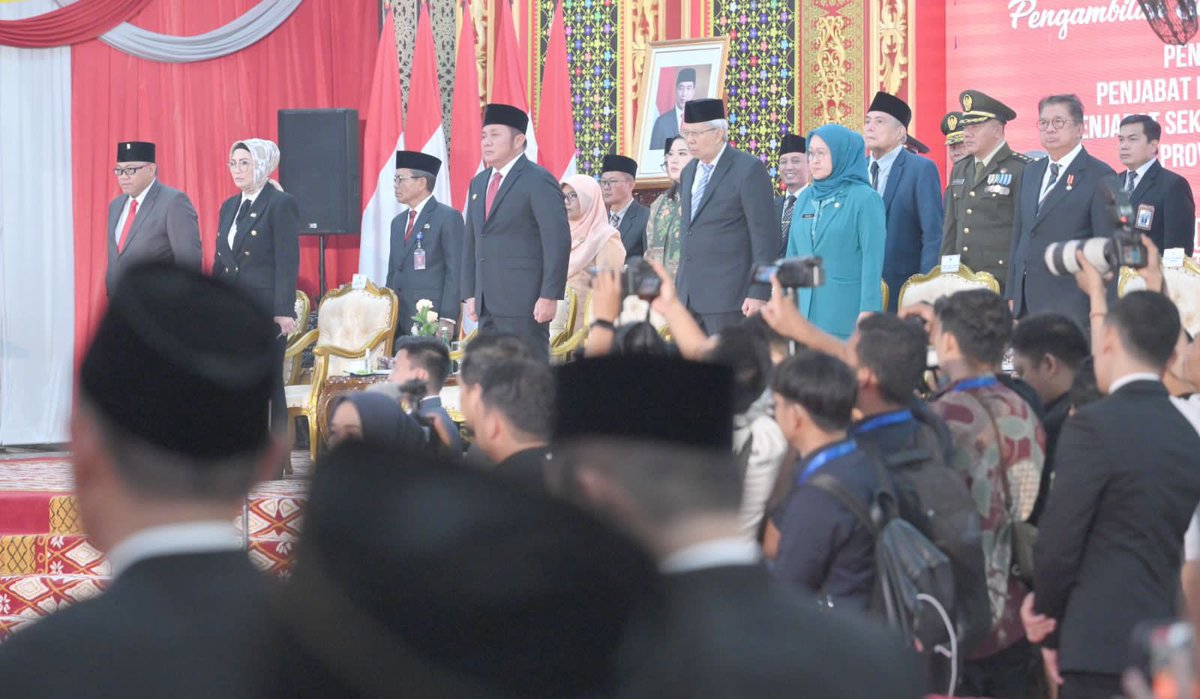 Pengambilan dan Pelantikan Penjabat Bupati/Walikota, Penjabat Ketua TP PKK Kabupaten/Kota, Penjabat Sekretaris Daerah Kabupaten/Kota Provinsi Sumatera Selatan  yang resmi di lantik oleh Gubernur Sumatera Selatan
H. Herman Deru

Senin, 18 September 2023.

#dprdkotapalembang