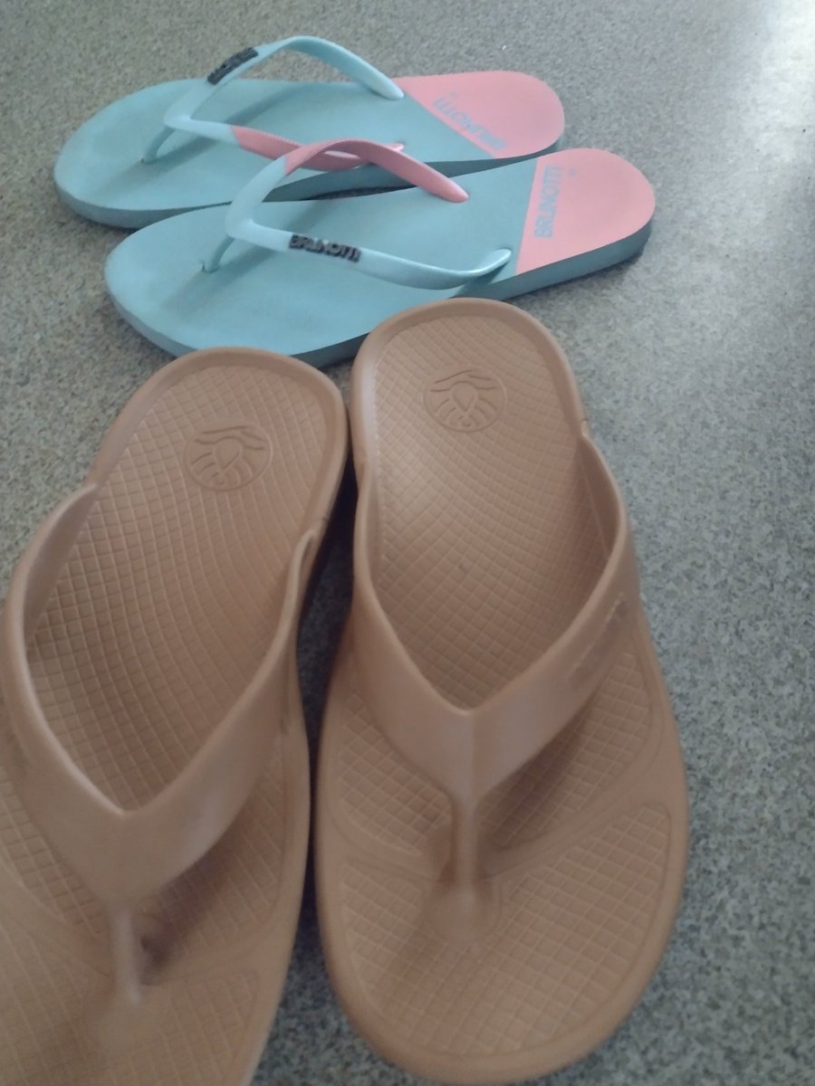 tomoaki263's tweet photo. 某日千葉で購入したビーサン🏖
履いてる感触は浮いてる感じで、とっても楽✨
#freewatars 
後ろは
#brunotti https://t.co/52eqiUemZN