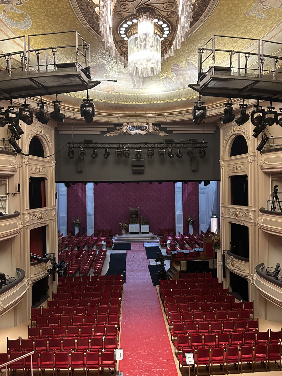 Het is zover: Prinsjesdag! Vanaf vrijdag tot maandagavond is er in de Koninklijke Schouwburg hard doorgewerkt voor Prinsjesdag, met dit als resultaat⤵️