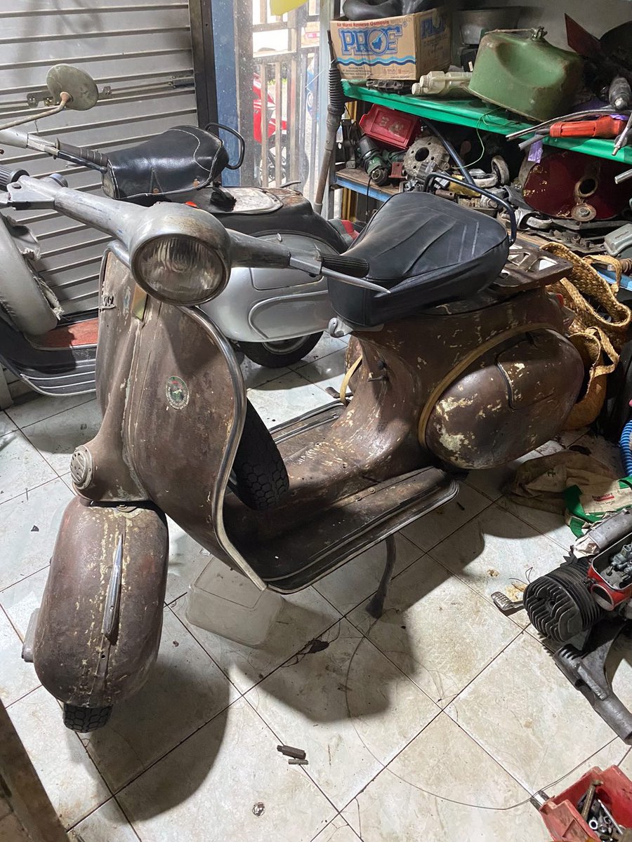 kamto_adi's tweet photo. Bantu teman,

Dijual:

- Vespa VNB 2 tahun 1961 = 60jt nego
- Vespa VBB 2 tahun 1963 = 50jt nego

Untuk keperluan operasi.

Kondisi mantap, kaleng original, surat ada, mesin sehat.

Info detail dan negosiasi serta cek unit silakan hubungi mas Lulu Kurniawan 082154064602.

Ijin tag:
@VespananBos 
@vespapics 
@vespafs 
@Saudara_Vespa 
@TweetVespa 
@vespakuser 
@HoldenKlasik 
@MasMasBiassaa 
Mbib @WagimanDeep212_