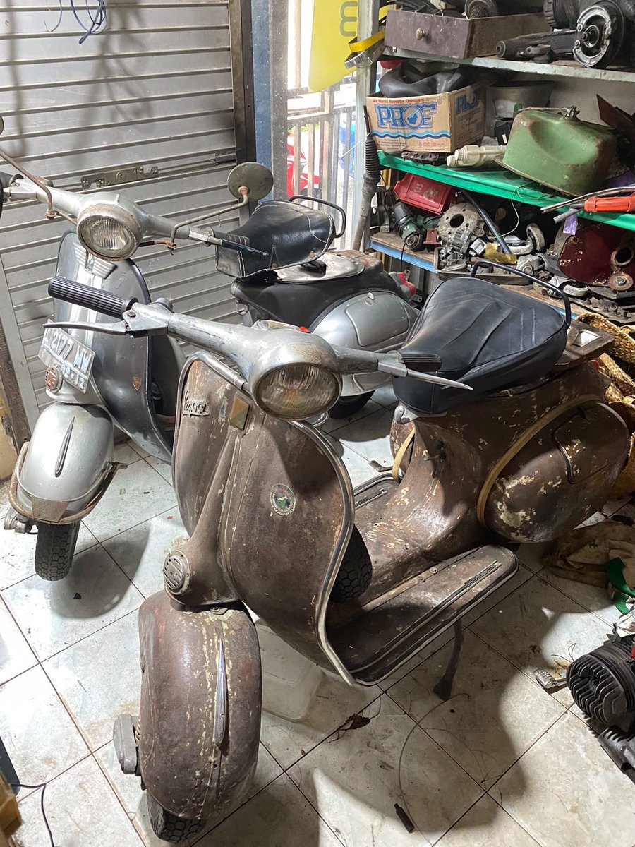 kamto_adi's tweet photo. Bantu teman,

Dijual:

- Vespa VNB 2 tahun 1961 = 60jt nego
- Vespa VBB 2 tahun 1963 = 50jt nego

Untuk keperluan operasi.

Kondisi mantap, kaleng original, surat ada, mesin sehat.

Info detail dan negosiasi serta cek unit silakan hubungi mas Lulu Kurniawan 082154064602.

Ijin tag:
@VespananBos 
@vespapics 
@vespafs 
@Saudara_Vespa 
@TweetVespa 
@vespakuser 
@HoldenKlasik 
@MasMasBiassaa 
Mbib @WagimanDeep212_