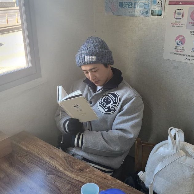 shxxange131's tweet photo. Interested to read some books that Hanbin has read??? Hanbin has brought some books with him in Europe, so does anyone want to make it as a reading month as well??? 

🔗: https://t.co/i3yfYATCvM

Happy Reading! 
#HanbinReads https://t.co/eMoiM1chy0