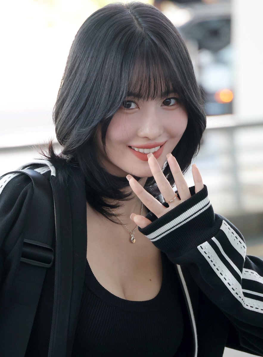 momoringtiny's tweet photo. Momo looks so happy im so happy for her🥺🩵 https://t.co/UGjHI247QZ