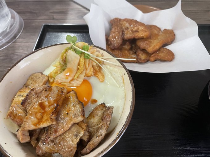 これはやばい…!キマリ丼と豚ザンギを注文したがほっっっかほかの白米に絶妙な焼き具合の目玉焼きに程よい辛さのキムチを添えて炭火で焼いた豚肉を乗せてあまじょっぱいタレをかけたうま過ぎる一品…! 