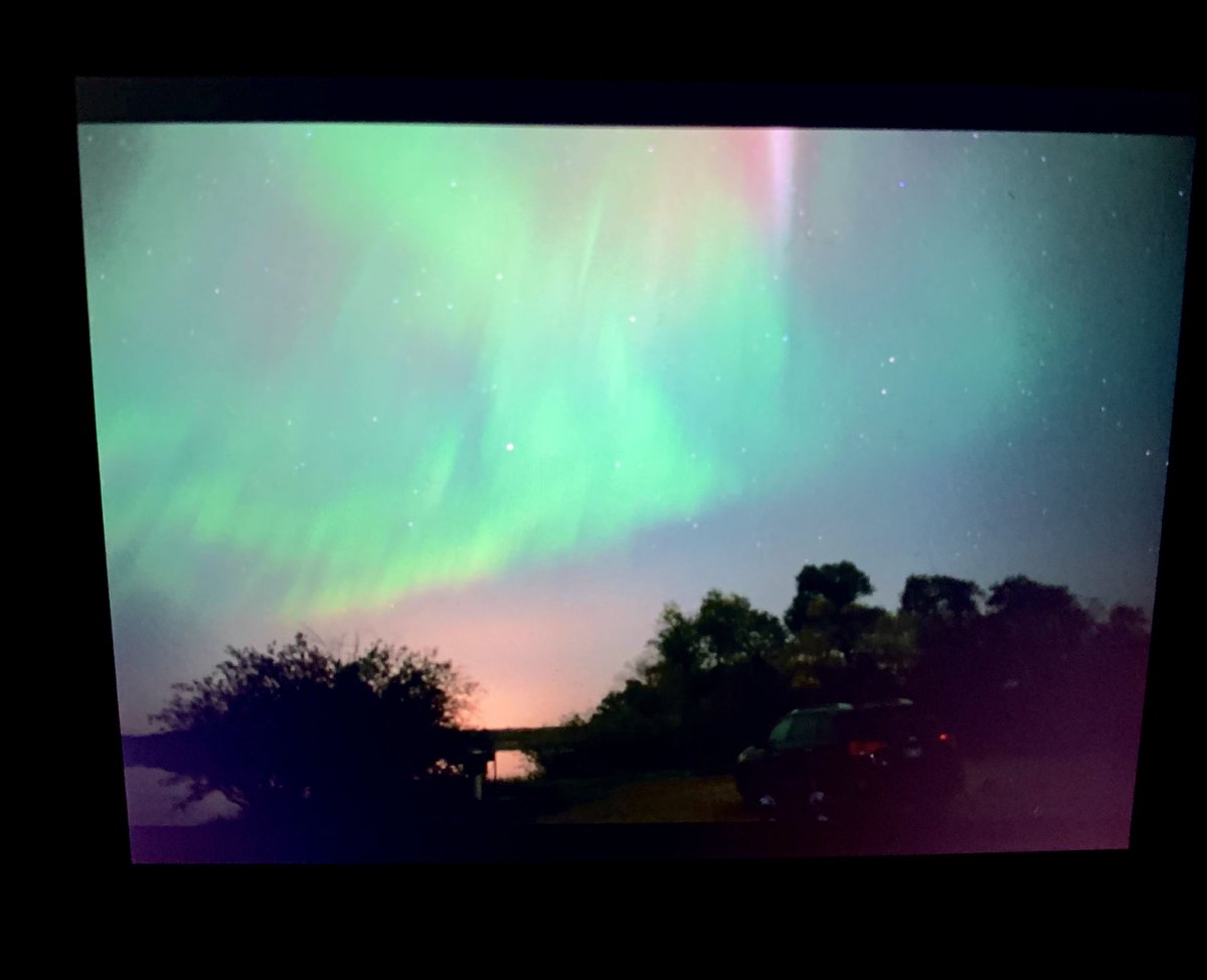 tracygregorash's tweet image. Watching #northernlights with Jenn and @AuroraJAnderson. #Backofcamera #aurora #rivers #manitoba 10:15pm