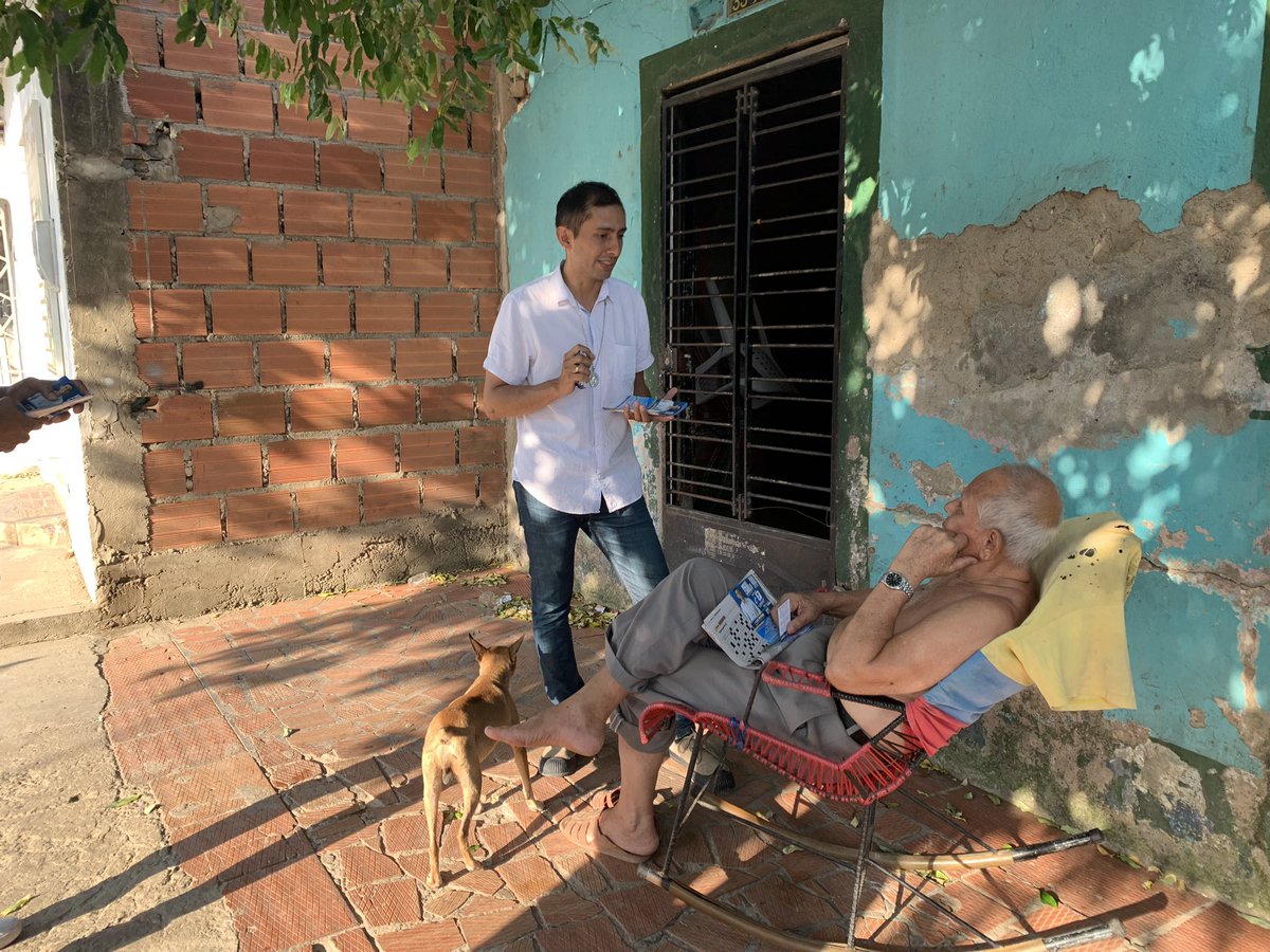 MiguelCarrillo_'s tweet photo. Seguimos caminando nuestro municipio, saludando y hablando con los habitantes del barrio dice de octubre. ¡Que bueno es escucharlos y presentarles este proyecto! 🔵 

¡Únete y apoya esta causa por las familias y por la fe! 🇨🇴 https://t.co/LX8xGd1pnM