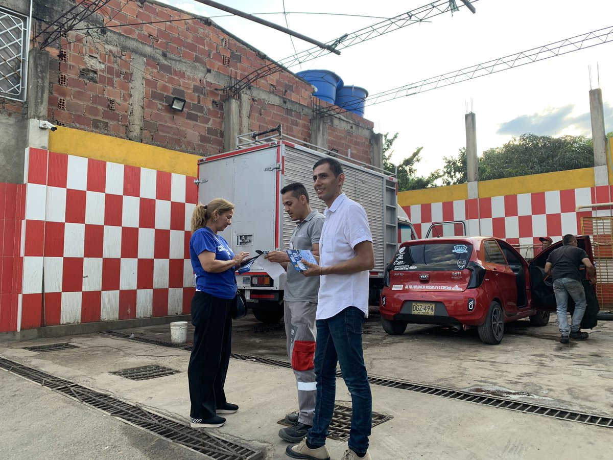 MiguelCarrillo_'s tweet photo. Seguimos caminando nuestro municipio, saludando y hablando con los habitantes del barrio dice de octubre. ¡Que bueno es escucharlos y presentarles este proyecto! 🔵 

¡Únete y apoya esta causa por las familias y por la fe! 🇨🇴 https://t.co/LX8xGd1pnM