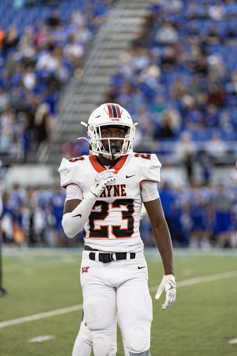 jam1erbrown's tweet photo. Extremely blessed to have received my 1st offer to a D1 !!!
5 games in to my very 1st Season!!! Thank you  @CoachMikeMcGee @DAWGHZERECRUITS 

#FireUpChips 
#ShowTime
#Varsity
#TrueFreshman
#WayneTrain
#DAWGSZN https://t.co/z0KJRZul9H
