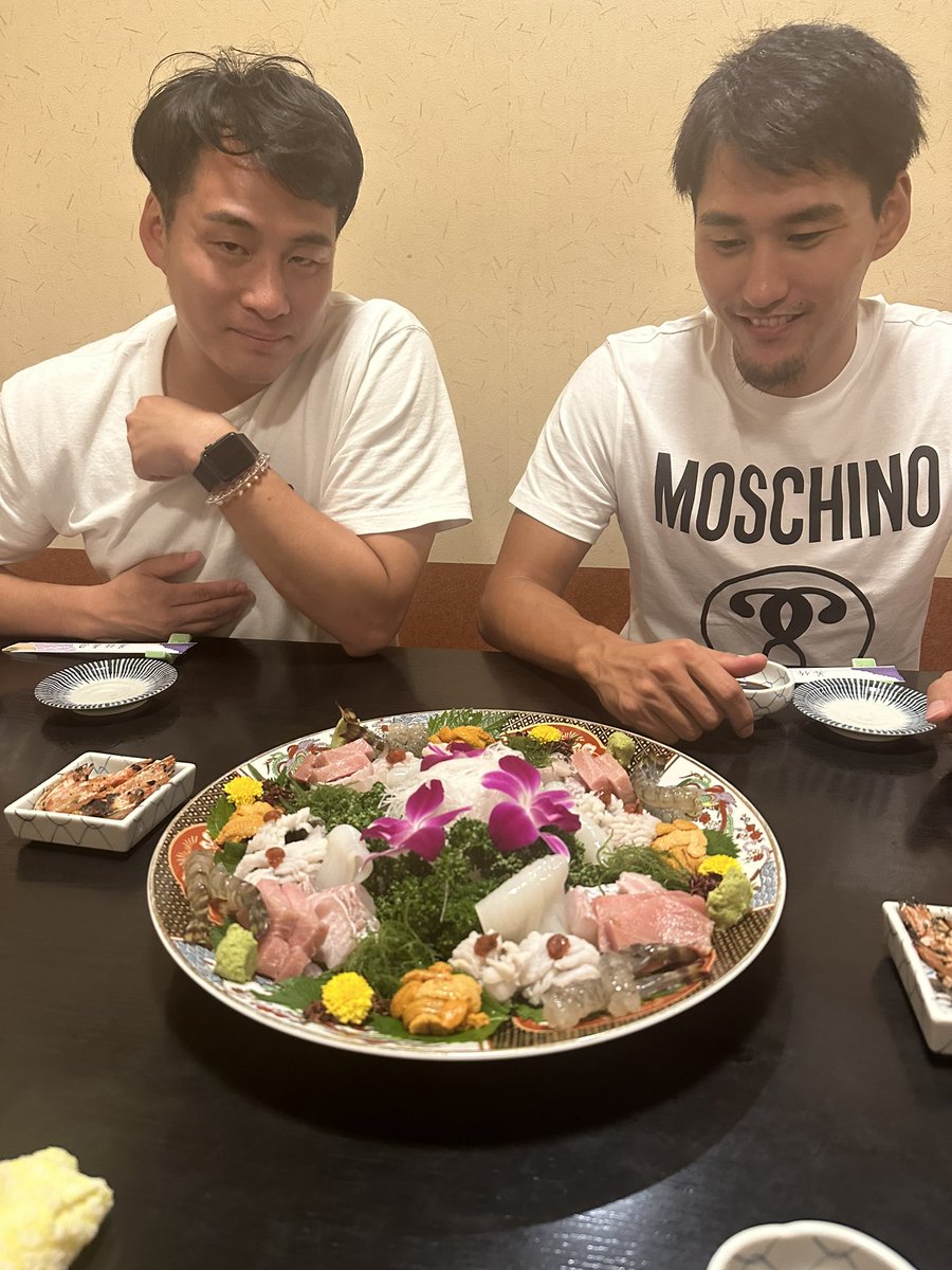 Rinda3dayo's tweet photo. おはようございます☀️
昨日は出石で皿そばチャレンジを楽しみました。過去に友だちを何度も連れて来ましたが…石橋千彰が45皿、砂間敬太が36皿を平らげてりんだファミリー内1位2位を決めました！🥇👬🥈
夜は地元の寿司屋…さすがに2人は大人しく…苦しかったそうです。あははは！楽しかった！😆😆😆✌️ https://t.co/QPzahVDmJ3