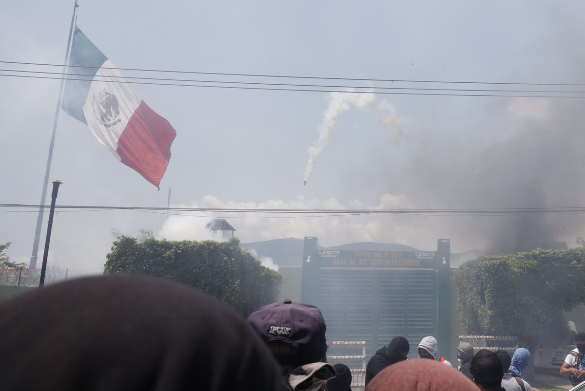 📌 Madres y padres exigen la verdad al ejército, pero les lanzan gases lacrimógenos | <a href="/Tlachinollan/">Tlachinollan CDHM</a> | 👀 …arremetieron contra las familias y los estudiantes, lanzando gases lacrimógenos que se extendían como una nube blanca y espesa en el asfalto.
👉 bit.ly/48hHtXl