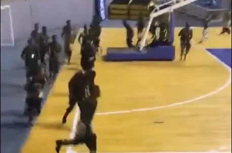 poptime's tweet photo. 🚨 A Universidade Santo Amaro EXPULSOU 6 alunos de medicina que invadiram jogo feminino para um “punhetaço”, em São Paulo. https://t.co/ZbtnYjrirg