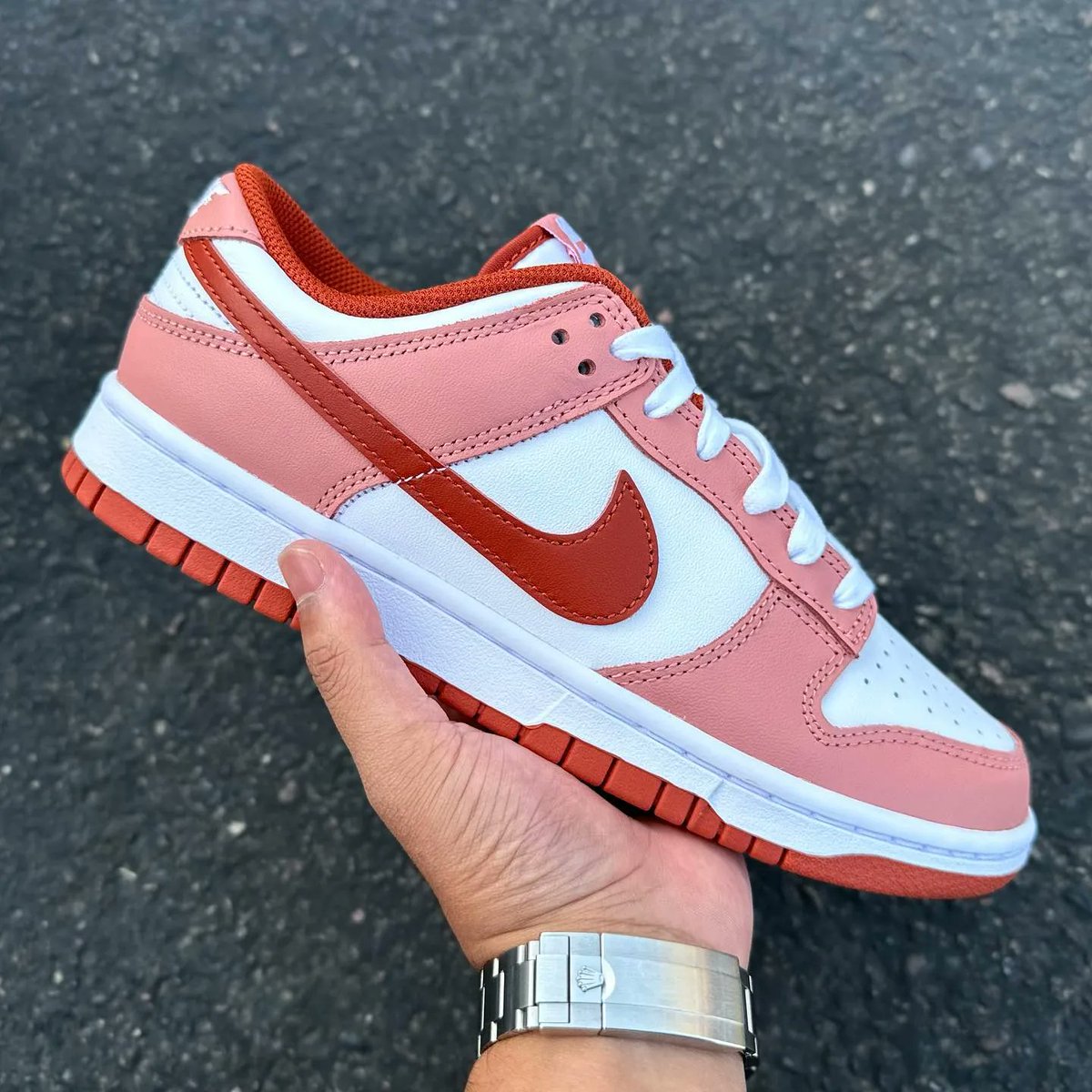 TheSiteSupply's tweet photo. Close up with the Nike Dunk Low Red Stardust ✨ https://t.co/5s4zt18ePw 

📸 @W_Neloy https://t.co/eWufysyyGb