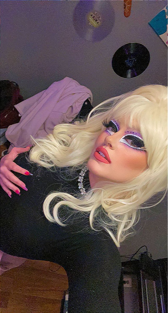 labisme's tweet photo. @trixiemattel TRACY! NOTICE ME! I’m the OTHER big gulp you get behind the 7/11! https://t.co/mUy1KMLEzj