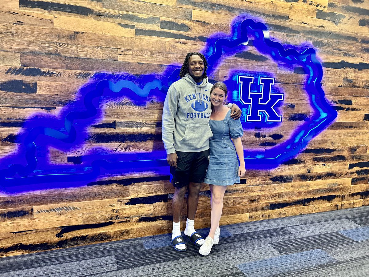 jjtimeee's tweet image. What an amazing night! We just started the first peer-led grief counseling group on UK's campus - The Perfect Fit Peer Support Group!  Thank you Emily Johnson with the Kentucky Center for Grieving Children and Families for leading our group tonight. @kychildrengrief  @UKFootball