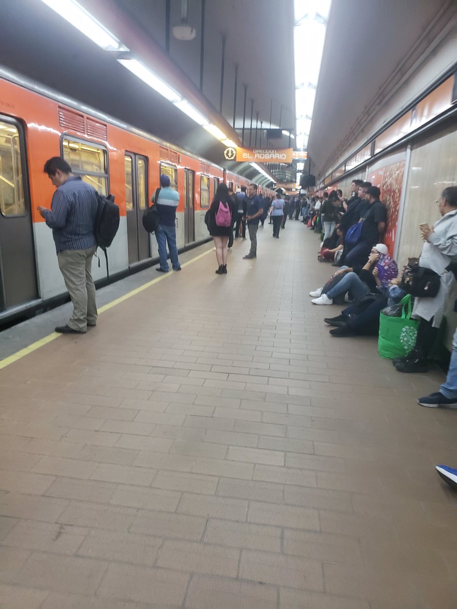 CuevasMake's tweet photo. @MetroCDMX En vez de modernizar los torniquetes, mejoren el servicio siempre hay fallas si no es una escalera es el tren entero y la @PBI_SSC solo te desaloja como borrego en corral sin avisar nada https://t.co/Kh3lD7TtrC