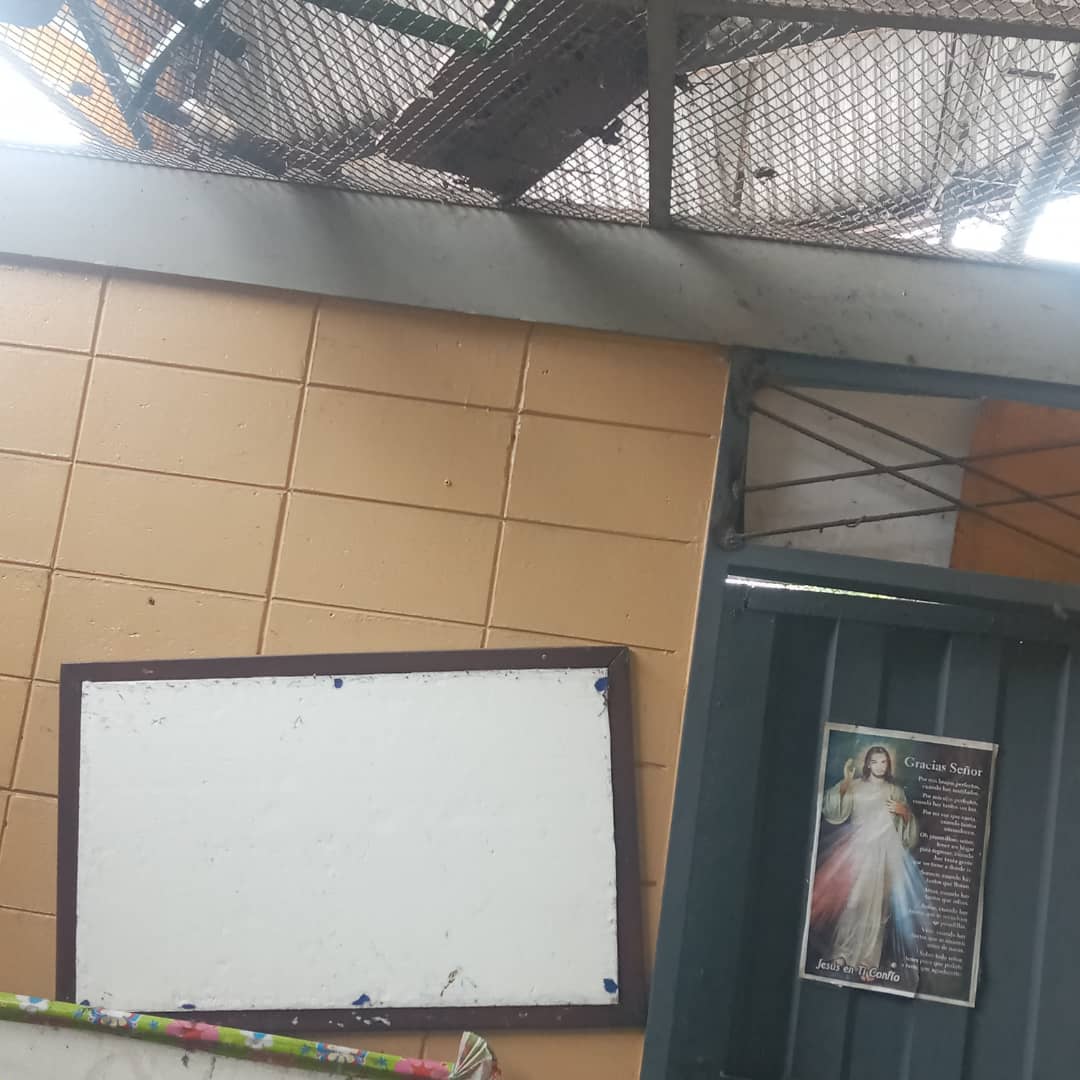 pablorangel_fvm's tweet photo. Tengo 57 fotos como está que reflejan el estado de destrucción de la Escuela Tecnica Industrial de Acarigua de dónde egresaron los mejores electricistas,ebanistas y mecánicos de Portuguesa,desmantelada de los equipos para formar las generaciones futuras y así piensan ir a la Luna https://t.co/nYI8vz3iNg