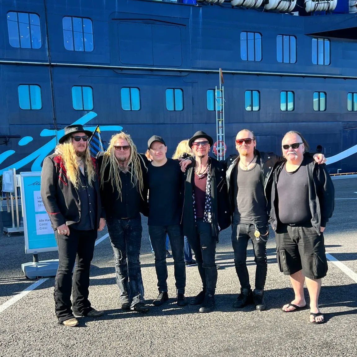 OlliVanska's tweet photo. Enjoying the @FullMetalCruise X with @_korpiklaani #fmc #fmcx https://t.co/iWHNtRo93G