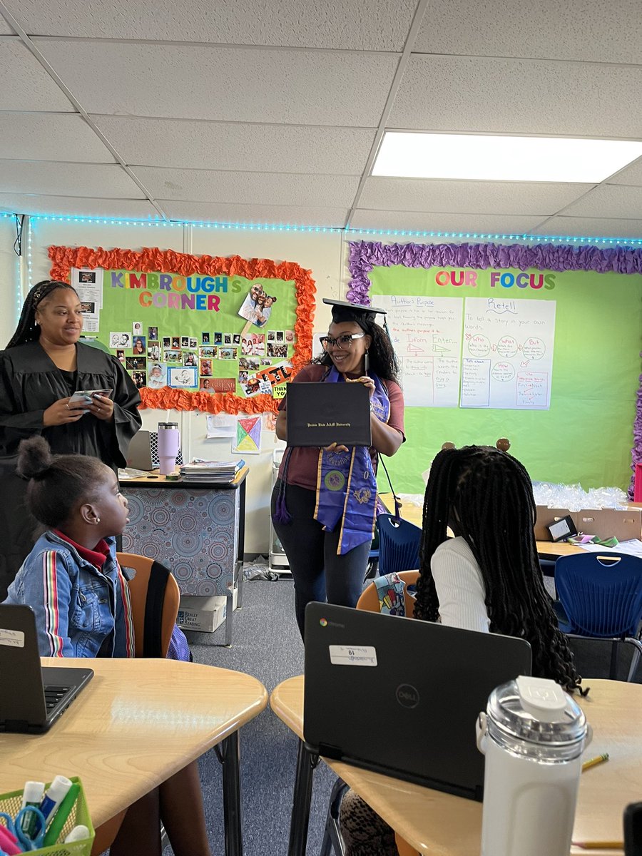 ashbkimbrough's tweet photo. The students of @BLELancaster were in for a treat today as teachers showcased regalia, degrees, and virtual tours of their Alma Mater to kick off #CollegeGoGetItWeek.
#BLEMakingMoves #InspireEmpowerRoar
@totstevenson @LJohnson_CA53 @LancasterISD https://t.co/h8jLma9ePz