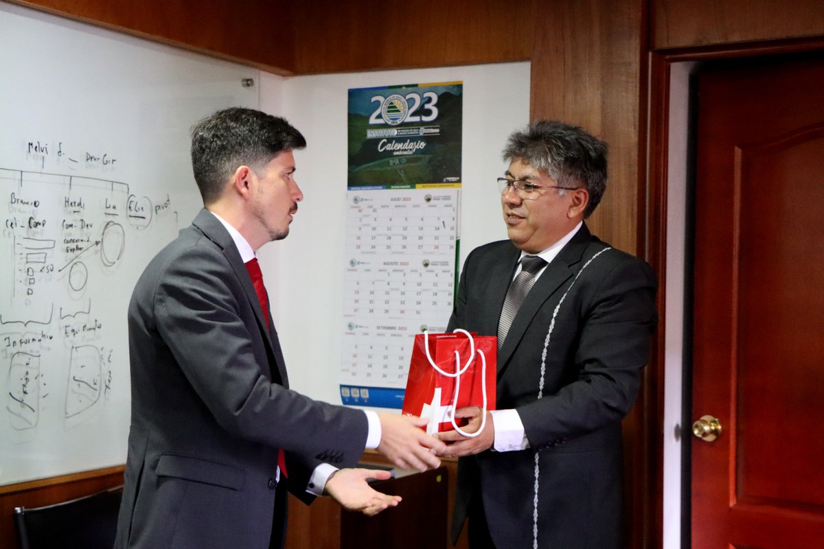 SECO_Peru's tweet photo. Reunión con gobernador de #Cusco Werner Salcedo  @regioncusco 🇵🇪para ver los avances y próximos pasos del @Programa_GFP en la gestión de finanzas públicas📈Desde Suiza🇨🇭@SECO_Peru esperamos que estos esfuerzos mejoren los servicios a la ciudadanía @BaselInstitute @EmbSuizaPeru https://t.co/8h23x3sJvV
