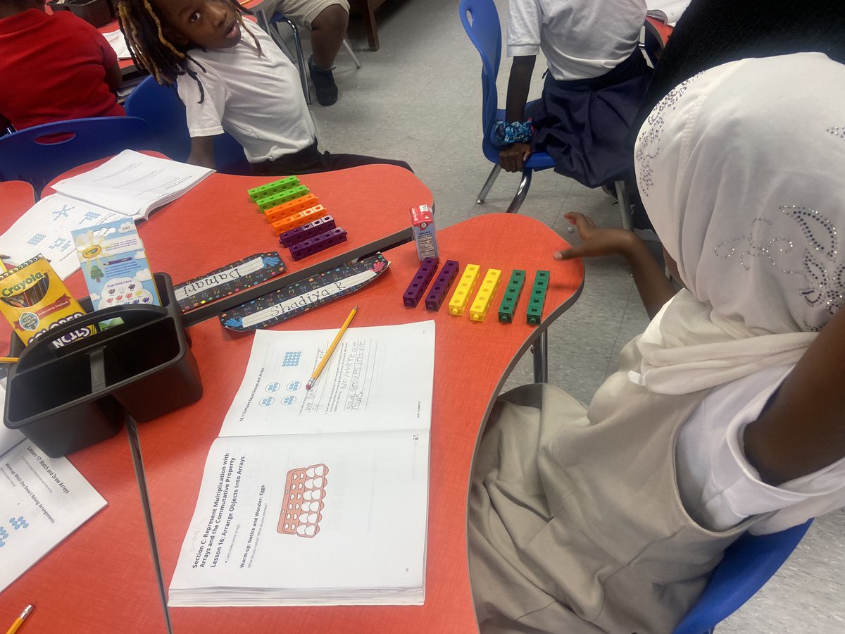 KearrraT's tweet photo. Turning our equal groups into arrays! Math is so fun in room 220! 🥰 https://t.co/7vbj7yefYm