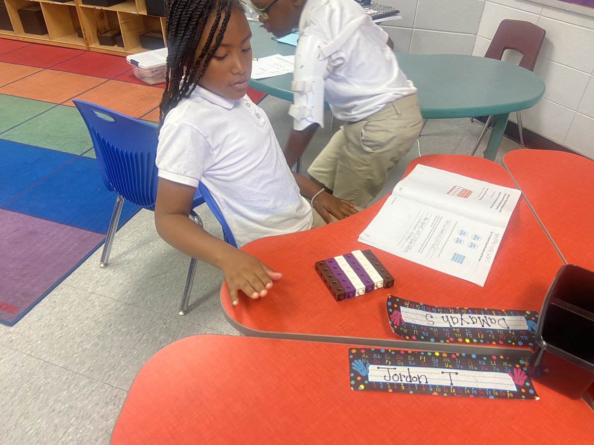 KearrraT's tweet photo. Turning our equal groups into arrays! Math is so fun in room 220! 🥰 https://t.co/7vbj7yefYm