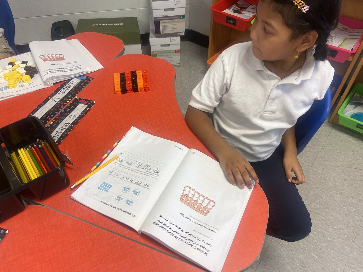 KearrraT's tweet photo. Turning our equal groups into arrays! Math is so fun in room 220! 🥰 https://t.co/7vbj7yefYm