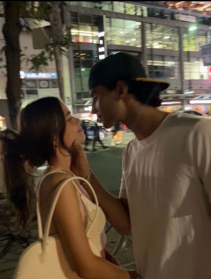 3 meses com o amor da minha vida. obrigado por me fazer o cara mais feliz do mundo, sei que não tô bem esses dias mas tu não deixa de me apoiar e me animar, por isso não tenho dúvidas de que você é a pessoa certa. eu sempre vou cuidar de ti também, vou sempre ser seu. Te amo