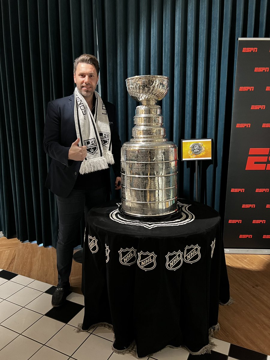 aannnth's tweet photo. @PucksAndGrub @chitchattj @KellyBrown29 @peters23c @BajaChasr @jlock4820 @LaurenWW @v_necia 

Lord Stanley visited the office this morning! A few days until @LAKings hockey in Melbourne!! #GoKingsGo https://t.co/21qVmqNKym