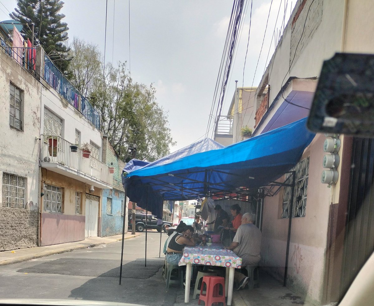 LUIS5743's tweet photo. @UCS_GCDMX @IztacalcoAl @LaSEMOVI  puesto irregular  obstruye media calle de lunes a domingo de 9 a 21 horas , sur 113, col Gabriel Ramos Millán Iztacalco https://t.co/E6vCkA8OVx