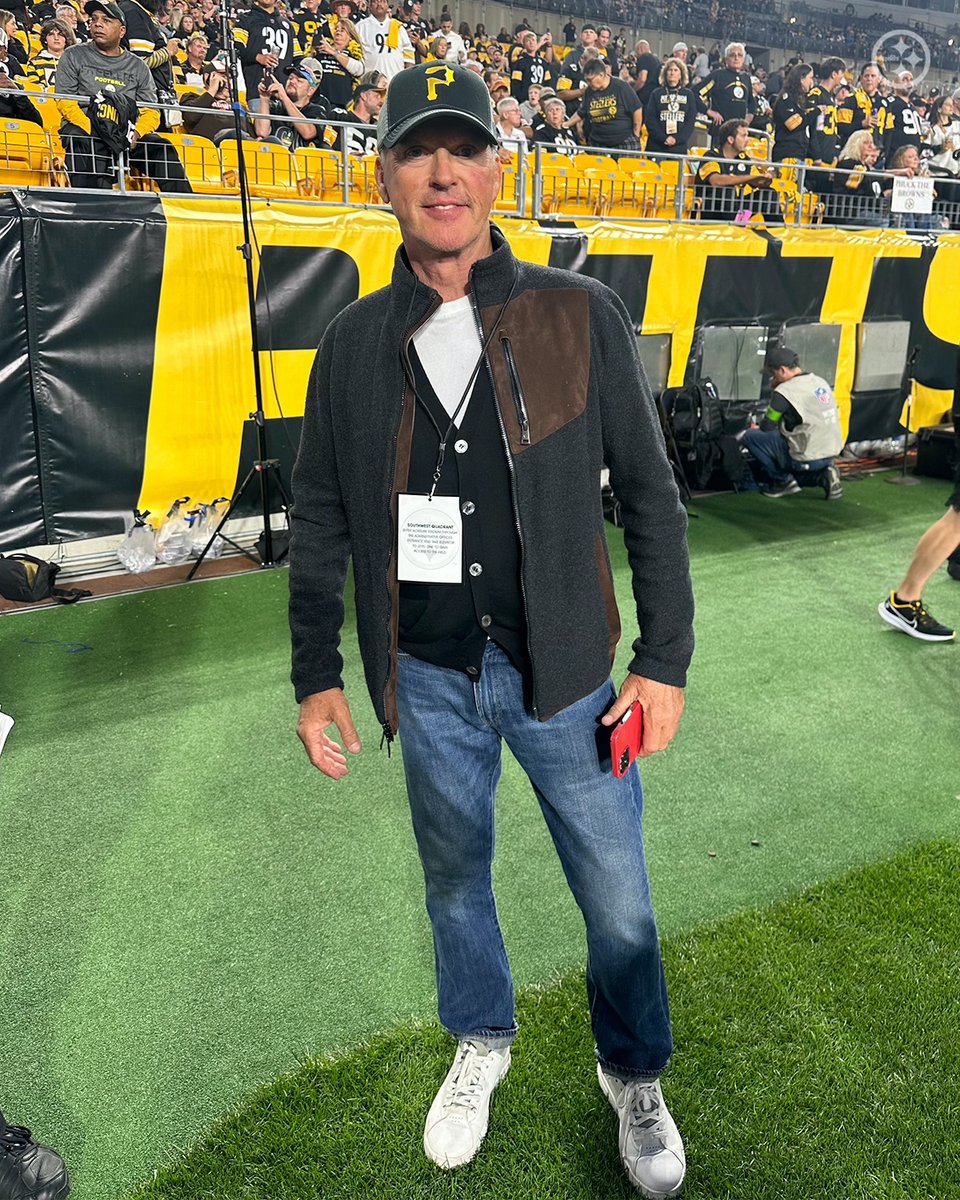 steelers's tweet photo. .@MichaelKeaton in the house 🦇 https://t.co/uJC0yNp4wi