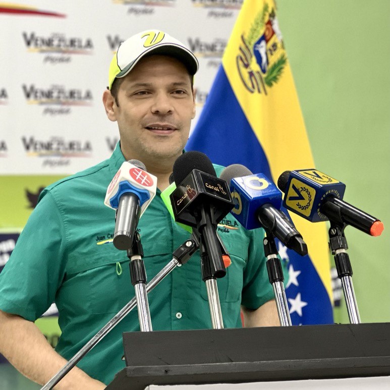 Copei_Partido's tweet photo. Copei insta al Gobierno a evaluar aumento del salario

El candidato presidencial por el Partido Copei, @JCAlvaradoVzla, se refirió, en rueda de prensa, al tema de la deficiencia salarial que agobia a todos los venezolanos. Señaló que es un punto sumamente importante en el contexto actual que engloba a Venezuela.

De esa manera, recordó que hoy día el salario mínimo se encuentra por debajo de los 4$ mensuales (130 Bs.); enfatizando que es insuficiente, comparado a los altos costos que poseen los productos y servicios en nuestro país. Subrayó la necesaria activación de un diálogo social.

"Es absolutamente importante y urgente que el Ejecutivo Nacional preste gran atención al aumento del salario mínimo en Venezuela. Se necesita activar el diálogo tripartito donde estén representados los patronos, el Estado y los trabajadores del sector educativo, salud y administración pública”, resaltó Alvarado.

En esa misma idea, el también secretario general nacional de Copei expresó que el reciente aumento del pasaje, anunciado por el ministro Néstor Reverol, no se ajusta al ingreso que devenga la mayoría de los venezolanos. Por tal razón, insistió en la necesidad de tomar urgentes acciones respecto al aumento del salario.

Por otro lado, Juan Carlos Alvarado, también exhortó al Gobierno Nacional a tomar cartas en el asunto referente al inicio del año escolar 2023-2024 y al correcto funcionamiento de las instituciones educativas.

“Cerca de 40% de escuelas y liceos no están en las condiciones para que puedan funcionar como lo esperan los padres y representantes”, señaló.

Sumado a ello, destacó la necesidad de la reactivación de la comunidad educativa, a fin de que los padres y representantes puedan tener un seguimiento y control del funcionamiento de cada plantel en el país.

Además, recordó que a principios del año la fracción parlamentaria de la tolda verde presentó ante la Asamblea Nacional, AN, una propuesta sobre la Ley de Emergencia Salarial; y señaló que a través de ella se busca cumplir con el artículo 91 de la Constitución de la República.

Suspensión de Primarias
El candidato presidencial copeyano reiteró su postura frente al proceso de elecciones primarias de la oposición. En ese sentido, exhortó a la Comisión Nacional de Primaria a posponer o suspender la realización de esta consulta; debido a que, a su juicio, ahí no está representada la mayoría de los sectores que se oponen al Gobierno.

“Ese sector político está desconectado de la realidad de nuestro país, y es lamentable que ese proceso siga avanzando. Lo mejor que puede ocurrir es suspender las primarias si realmente desean formar una sola candidatura para derrotar a Maduro”, expuso.

Junto a ello, expresó que las alianzas entre algunos sectores de oposición deben ser para el reencuentro de los venezolanos. "Ojalá estos acuerdos sean sinceros", indicó Alvarado; señalando además, que se debe actuar bajo el marco del respeto, el reconocimiento y la rectificación.

Además, el también diputado al Parlamento venezolano se refirió a los comentarios que el dirigente Henry Ramos Allup realizó sobre Copei.

“Hablaba mal de un partido con 77 años de historia, pero ellos venían pidiendo nuestro respaldo en las primarias. Así, ¿cómo uno los respalda con esa actuación hipócrita, donde no les están diciendo la verdad al pueblo?”, señaló.

Enfatizó que con estas acciones, difícilmente se logren alianzas perfectas, reales y completamente creíbles.
Además, subrayó que, "no vamos permitir que sigan teniendo a Venezuela sumida en la confrontación política como apariencia, pero que al final se traducen en negociaciones personales".

Agenda Venezuela Cambia en Anzoátegui
Por otra parte, el líder copeyano destacó la reciente gira que se llevó a cabo por el estado Anzoátegui, donde se presentaron varias propuestas que buscan beneficiar a toda la población en varias materias.

“Pudimos compartir tanto con la estructura de nuestra organización política como con miembros de la sociedad civil en general, gremios y sindicatos”.

"Se compartieron propuestas referentes al desarrollo ferroviario, la petroquímica y el turismo”, dijo Alvarado.

Seguido de ellos, mencionó que, tras esta visita a la entidad oriental, ya son 10 los estados del país que han sido protagonistas de la presentación oficial de la Agenda Venezuela Cambia Por la Venezuela Posible.

Finalmente, anunció que el próximo fin de semana el Partido Demócrata Cristiano Copei estará visitando el estado Nueva Esparta para continuar con el trabajo que vienen realizando por cada rincón del territorio nacional previo a las elecciones presidenciales de 2024.

https://t.co/sKu77I3x3k