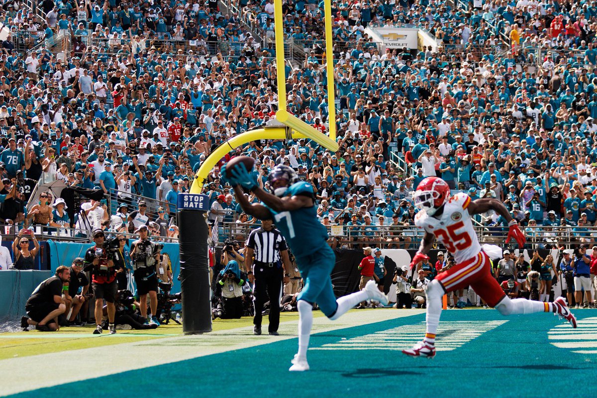 ___tyson's tweet photo. @bomberjacket5 @_John_Shipley Throw could’ve been better, but he 100% could have kept his toes down in bounds for a TD. He had almost a full yard! https://t.co/KCtHBAUM6y