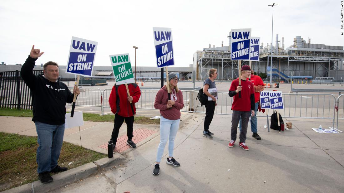 'Union workers strike against Big Three automakers' - - #supplychain #news buff.ly/3LsBkh3