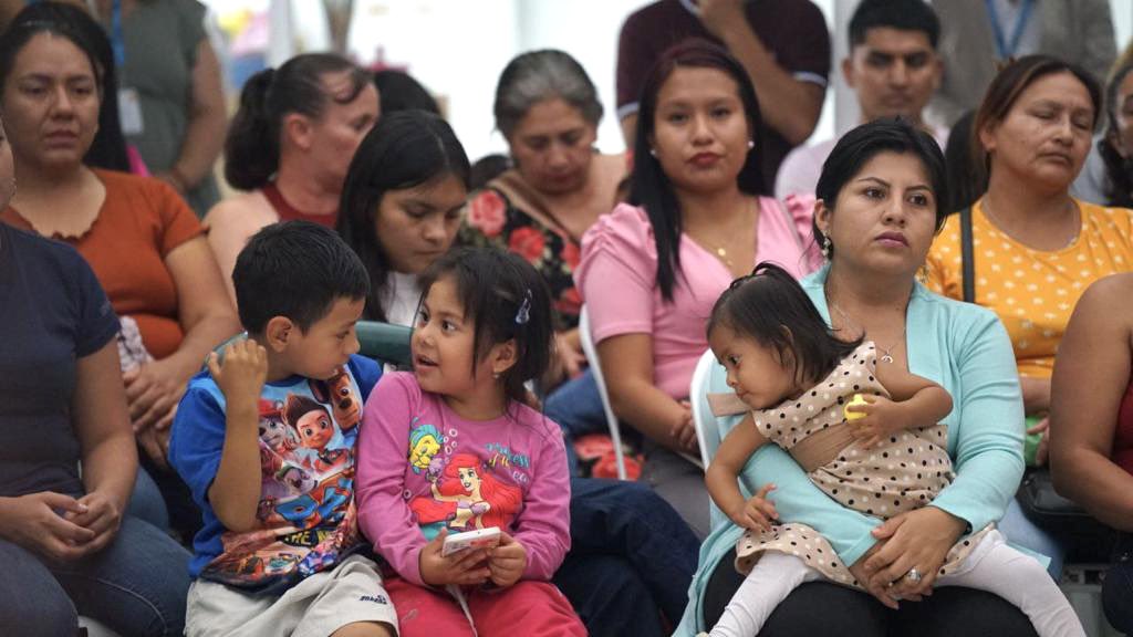 📍 #Loja | En el cantón #Catamayo, tuve el agrado de conversar con alrededor de 100 madres beneficiarias del Bono Infancia Futuro y de los servicios de desarrollo infantil.
En el Gobierno del Presidente <a href="/LassoGuillermo/">Guillermo Lasso</a>, la política social es una prioridad 🤗🇪🇨. Juntos, trabajamos