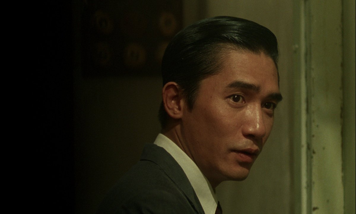 planosperfectos's tweet photo. "Él recuerda los años pasados como si mirara a través de una ventana polvorienta. El pasado es algo que puede ver pero no tocar. Y todo lo que percibe es borroso e impreciso" 

In The Mood For Love (2000) 

Dir: Wong Kar-Wai 
DoP: Christopher Doyle, Pung Leung Kwan &amp; Ping Bin Lee https://t.co/PX7GjkYXWV