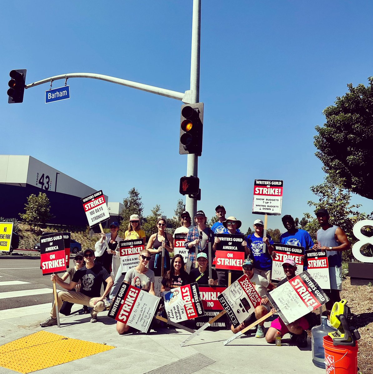 LowBudgetLaughs's tweet photo. 🗣️ This isn’t an ordinary #union #strike; it’s a class war! #WGA & #SAG will continue to #HoldTheLine & #fight 🥊 for a #fairdeal that doesn’t eradicate jobs! ✊🏾 #HotLaborSummer 🥵 #WGAStrike 🪧 #140Days #SAGAftraStrike 🎬 #65Days #UnionStrong 💪🏾 #WGAStrong 🙌🏾 https://t.co/kqB7r0vC2B